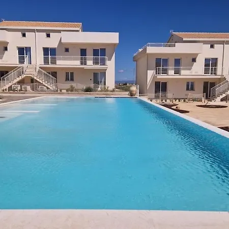 Beluga Private Courtyard Swimming Pools Parking *